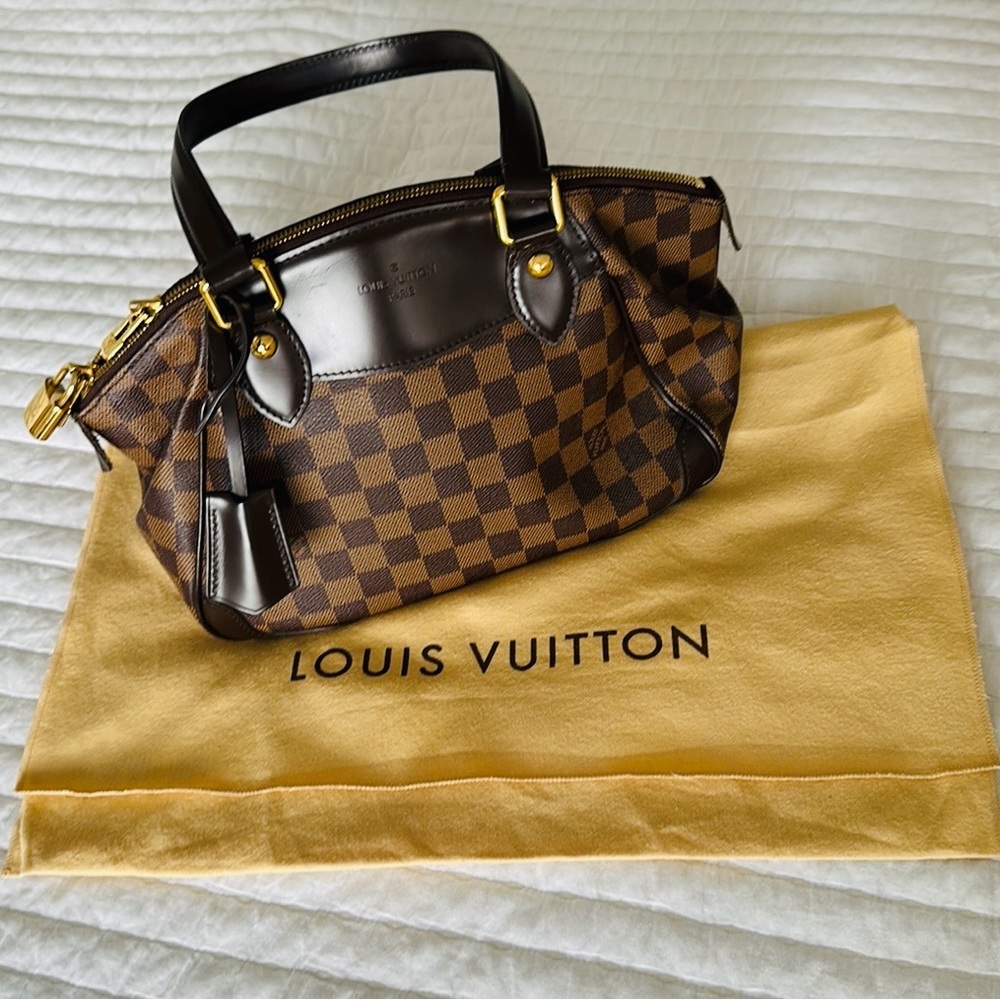 Authentic Louis Vuitton Verona Purse in  Damier Ebène canvas.